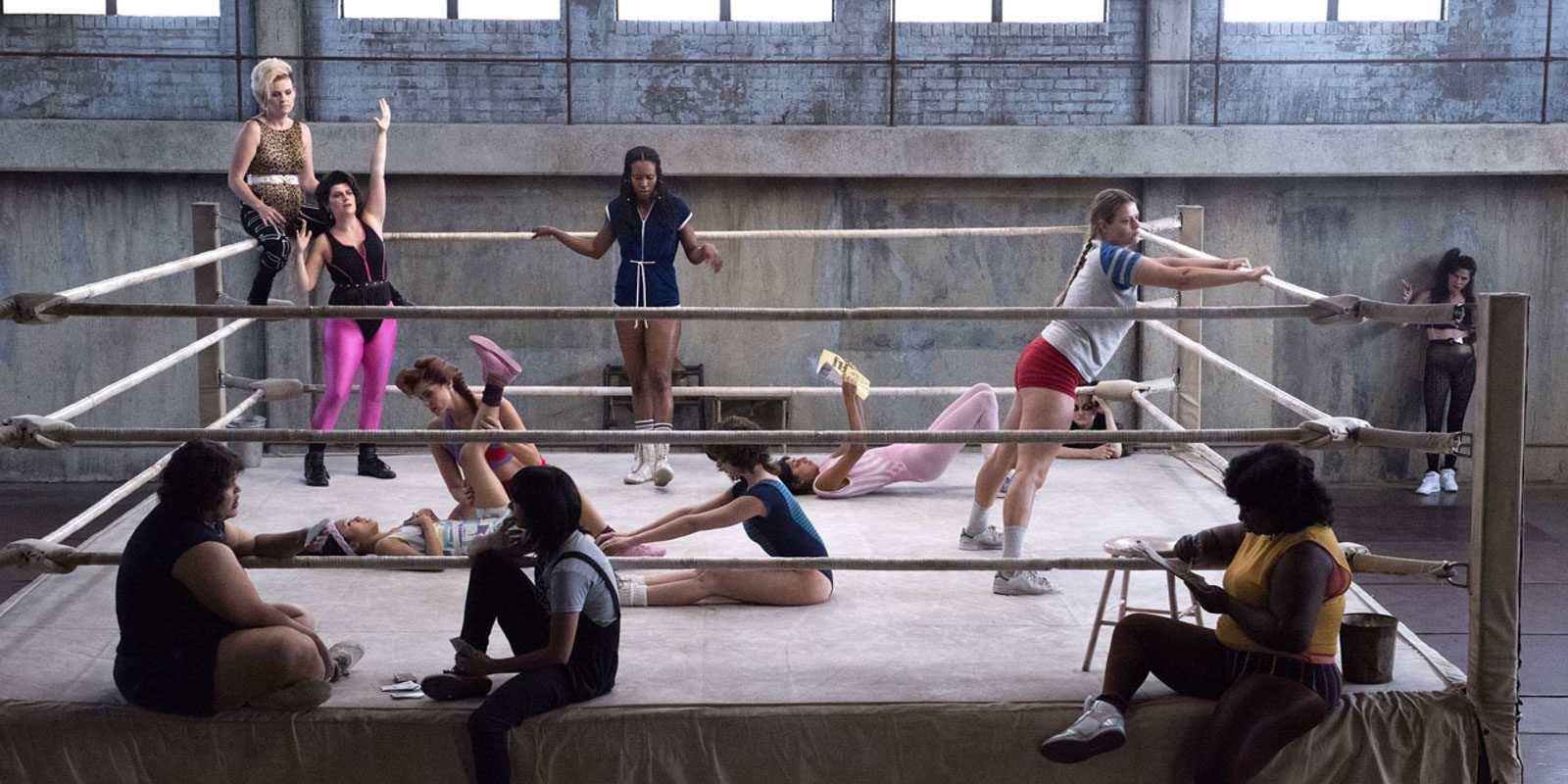 Crítica 'Glow', de Netflix: Wrestling, feminismo y medio gramo de coca