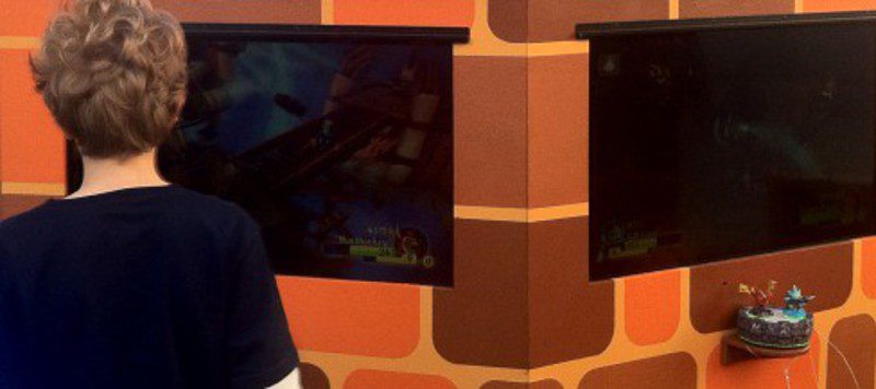 Un niño juega a 'Skylanders: Spyro's Adventure' en el evento de Madrid