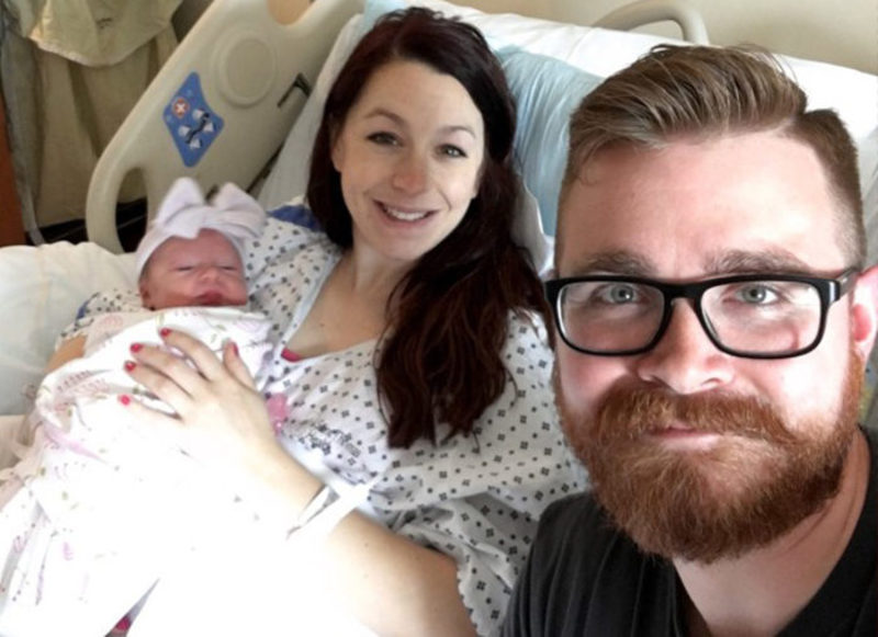 Jonatan Theriot, el protagonista de esta noticia, junto con su mujer y su hijo.