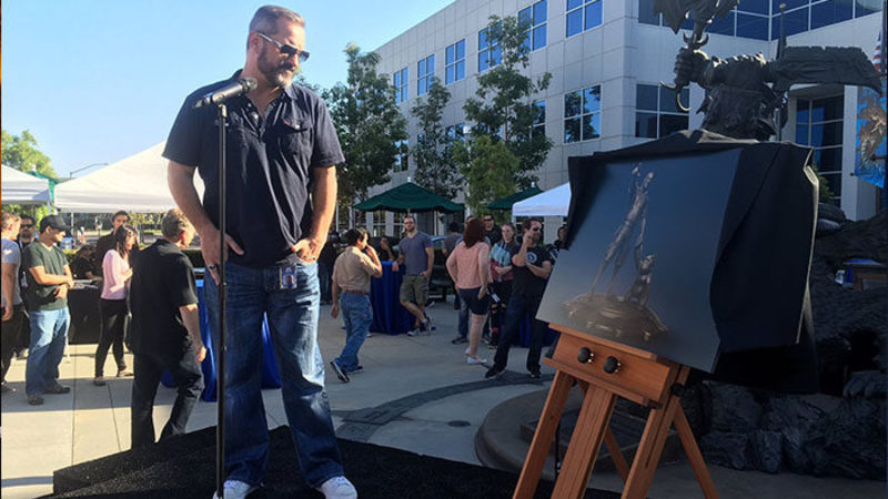 Metzen junto al cuadro con la futura estatua