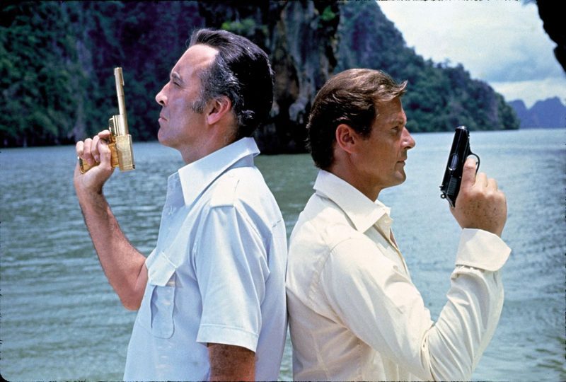 roger moore en el hombre de la pistola de oro