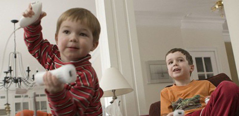 Niños jugando a la Wii