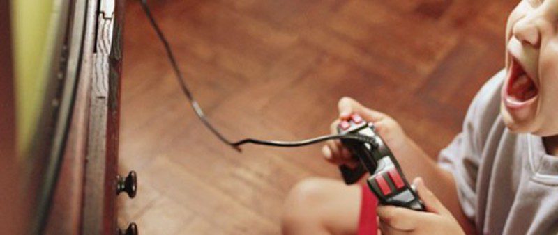 Un niño jugando a videojuegos