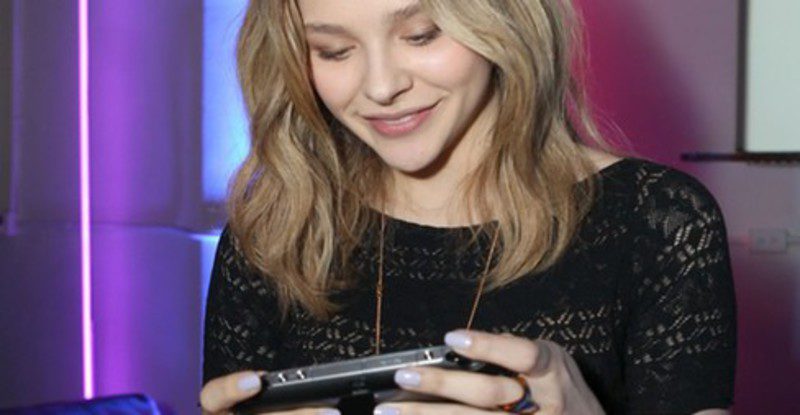 Chloé con su PS Vita