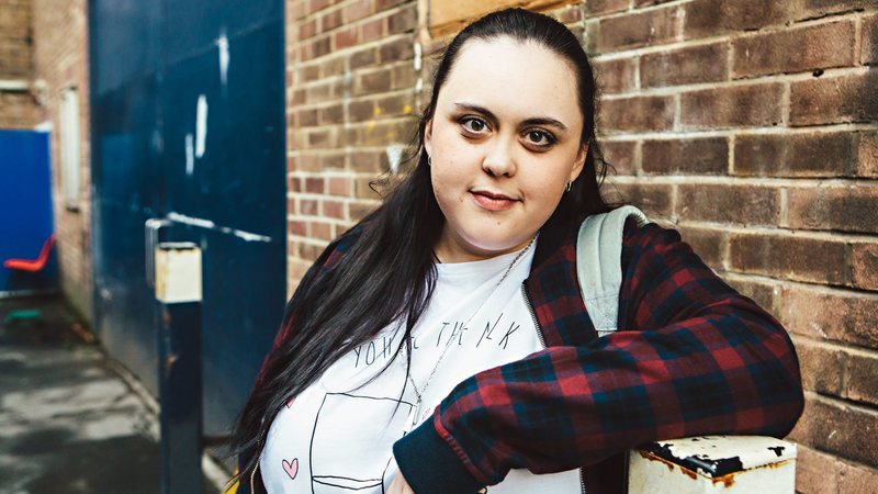 Sharon Rooney como Rae Earl