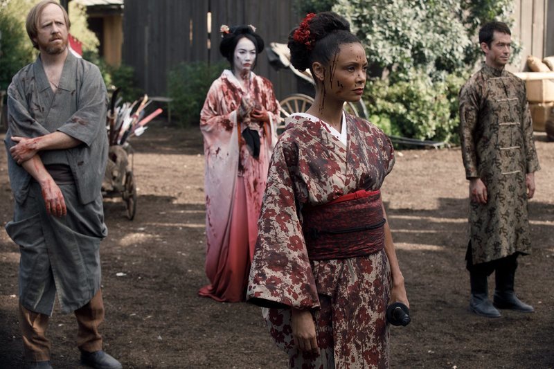 Maeve, Lee, Sylvester y Akane en Westworld