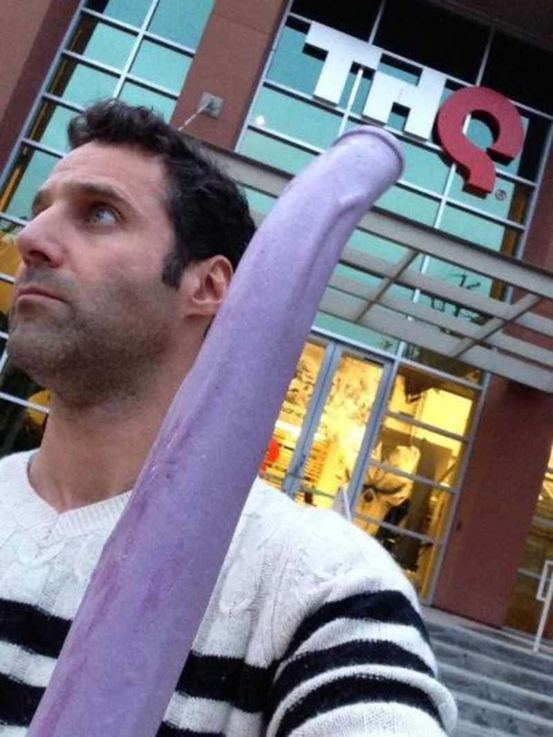 El presidente de THQ se lleva el consolador de 'Saints Row'