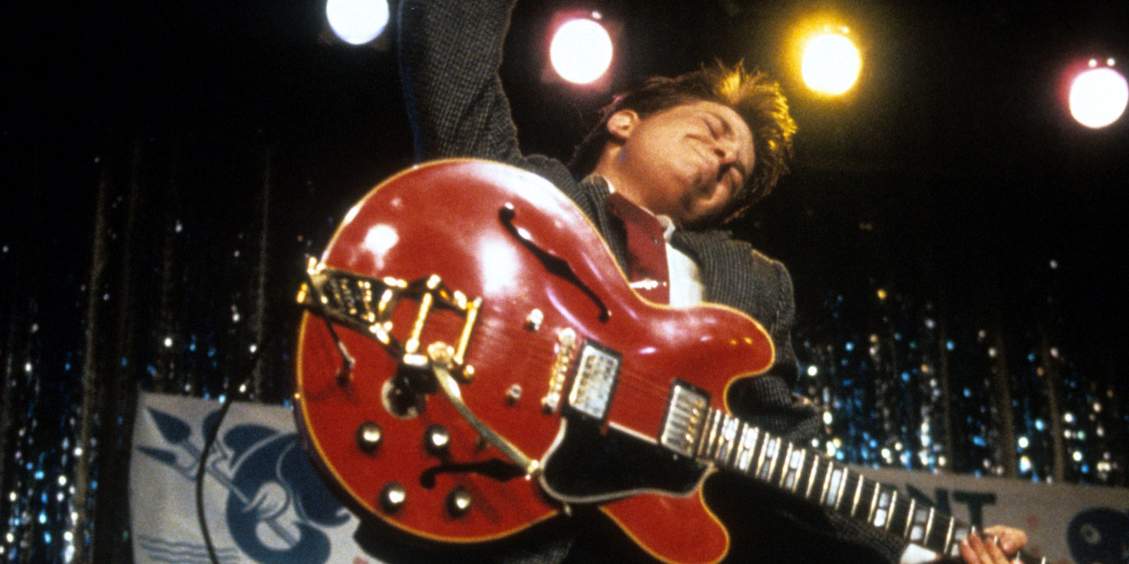 Coldplay y Michael J. Fox reviven una mítica escena de 'Regreso al futuro' en un concierto