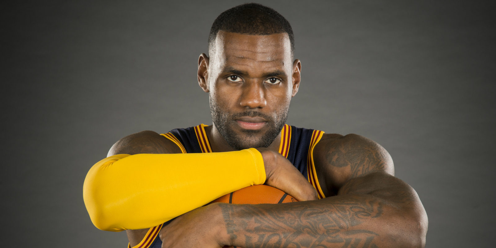 'NBA 2K17' simula la temporada 2016-17 y el Rey repite como campeón