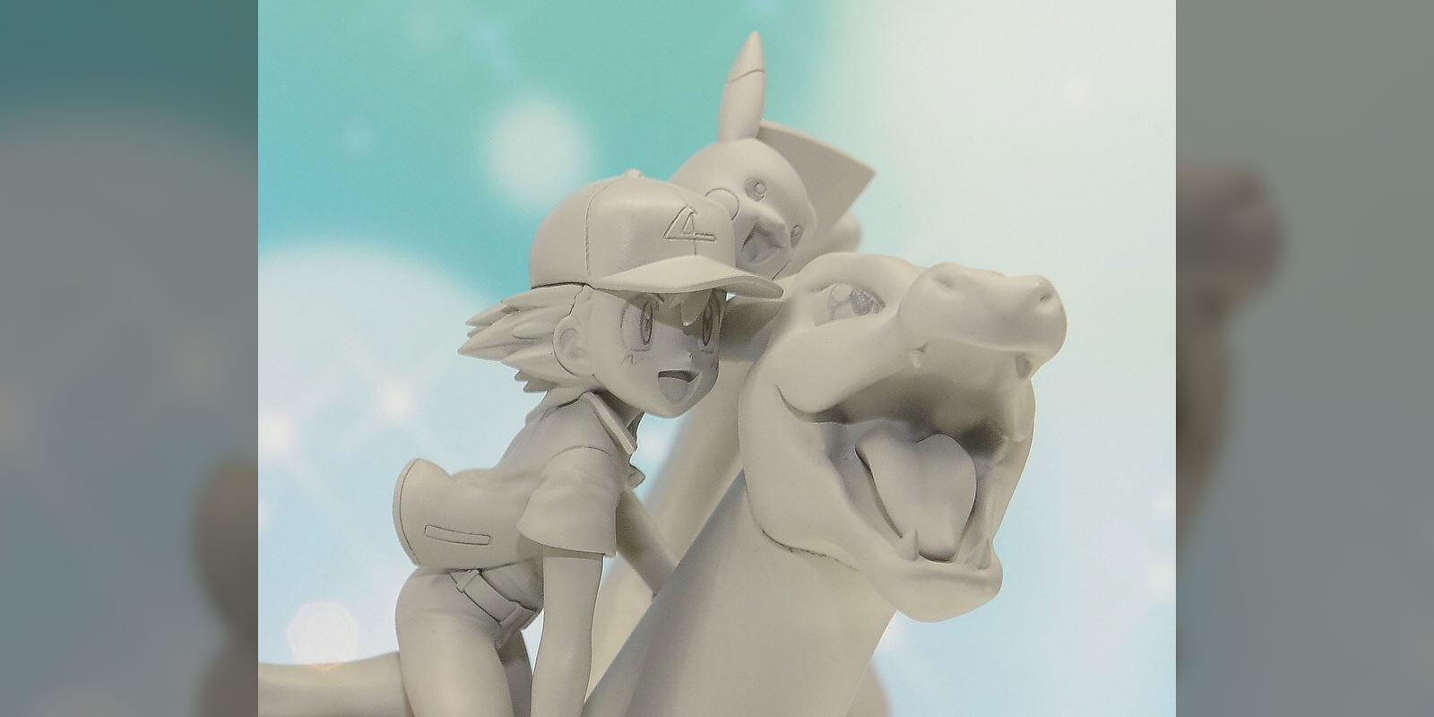 Pokémon: impresionante figura de Charizard con Ash y Pikachu