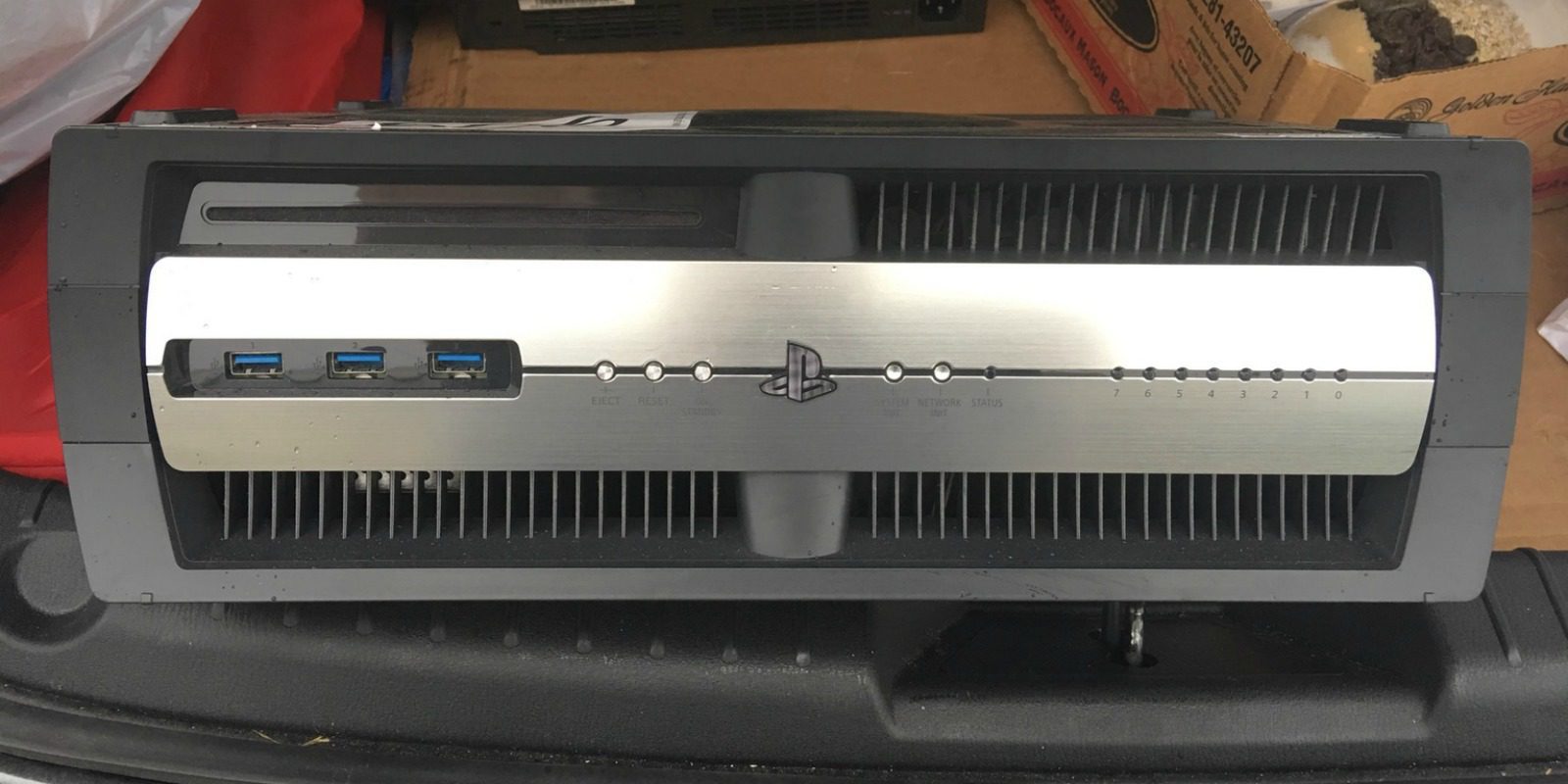 Un jugador compra una PS4 de desarrollo perteneciente a United Front