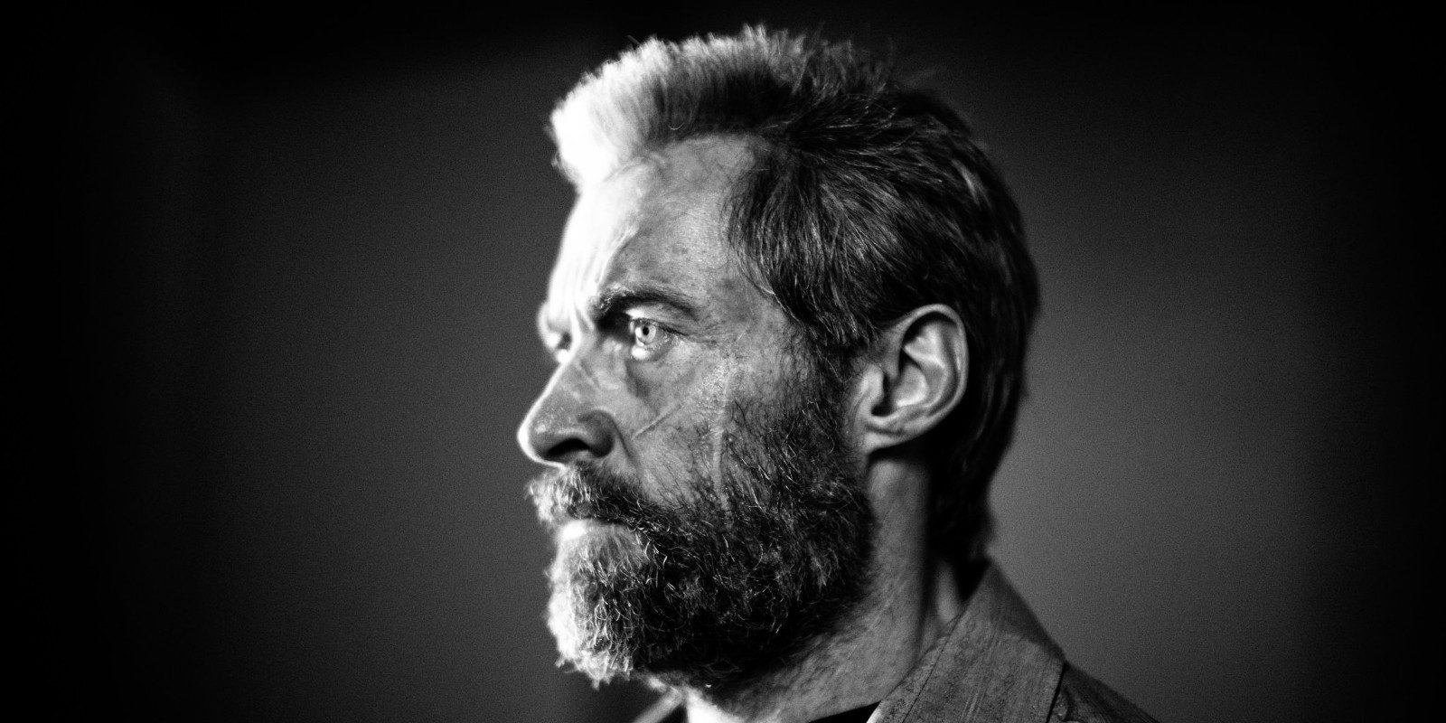 Logan se enfrenta a la prensa hidráulica