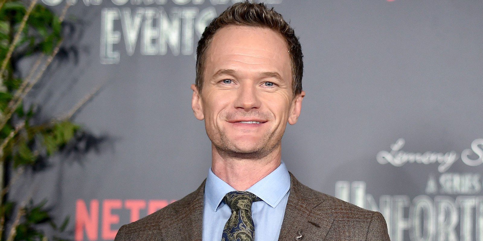Neil Patrick Harris celebra la renovación de 'Una serie de catastróficas desdichas' con un tatuaje