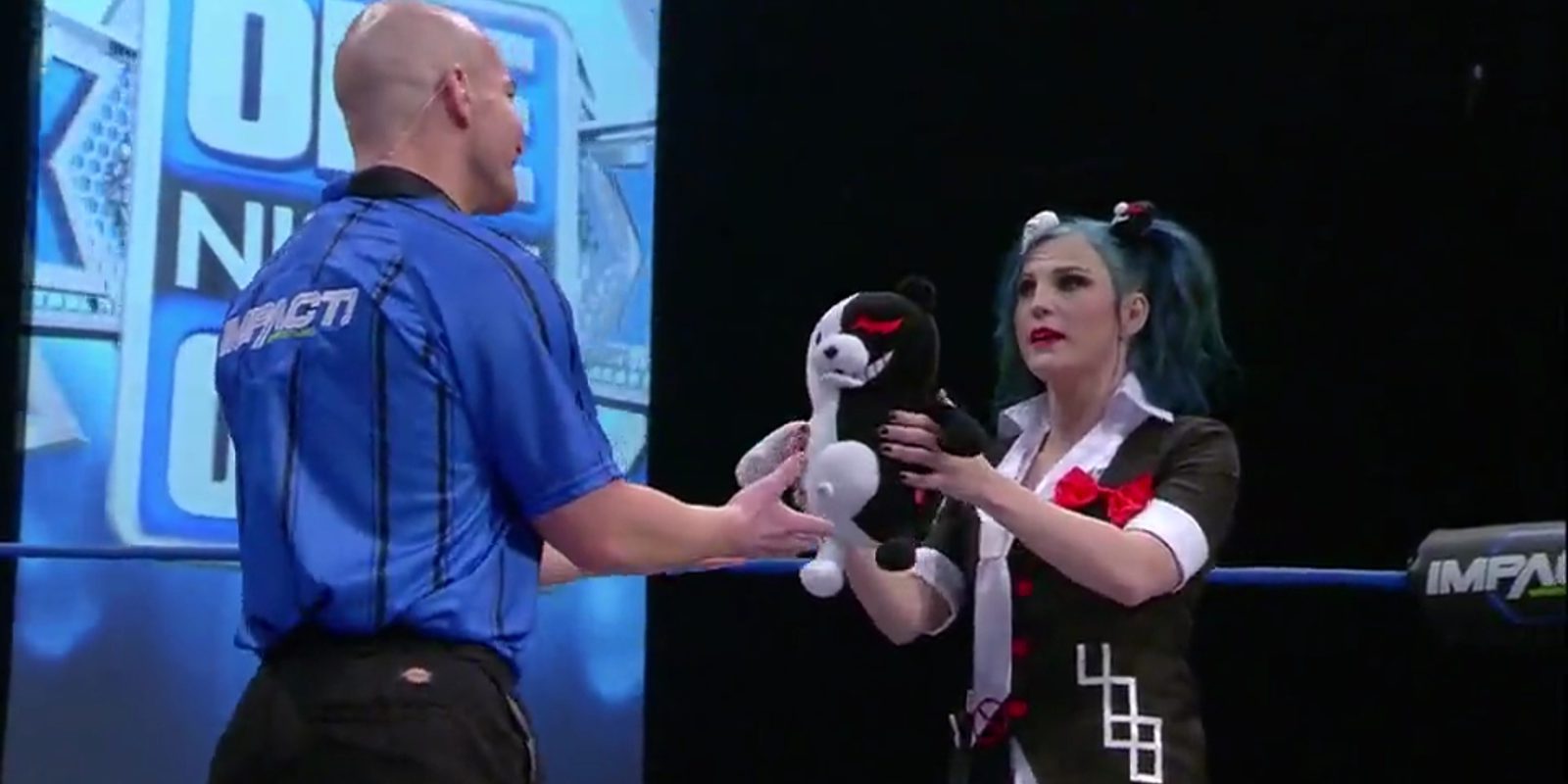 Una luchadora de Impact Wrestling lucha en un PPV con cosplay de Junko Enoshima de 'Danganronpa'