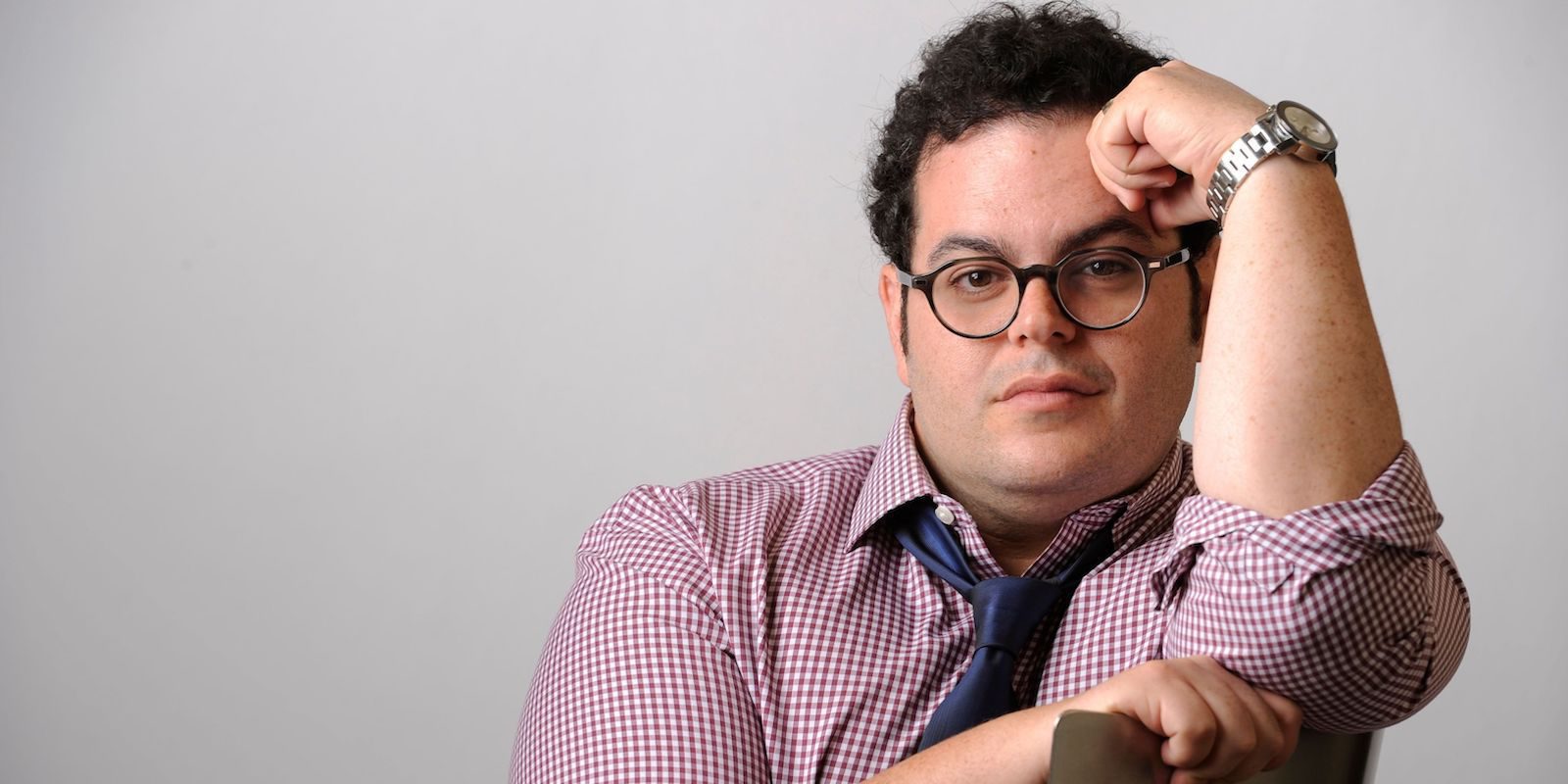 Josh Gad podría interpretar al Pingüino, el famoso villano, en 'The Batman'