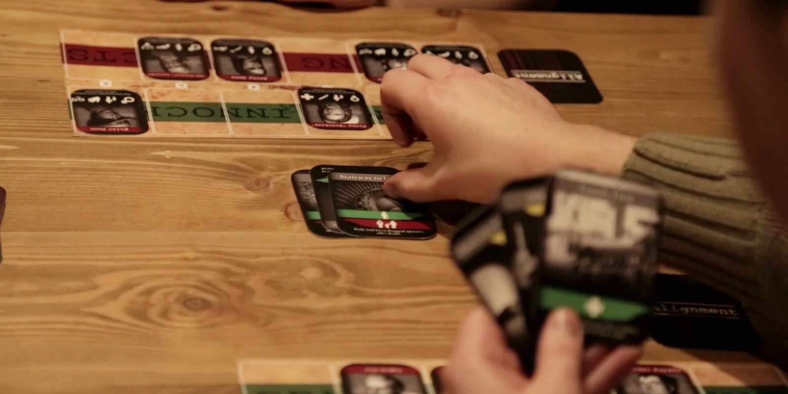 Así es una partida del juego de mesa de 'Deadly Premonition'