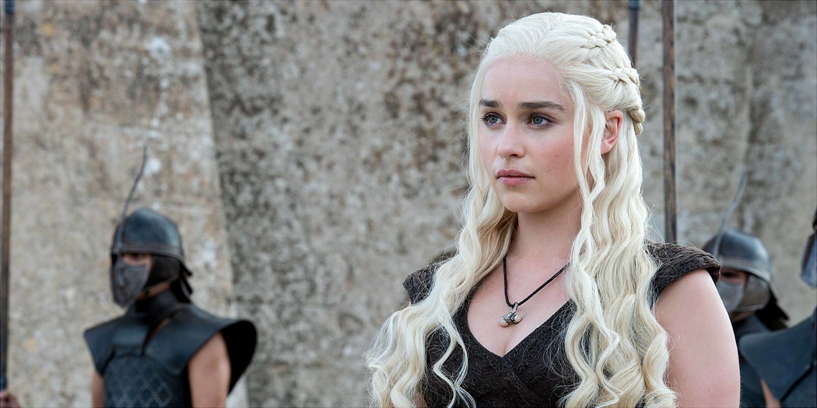 Emilia Clarke quiere invitarte a comer y a un tour por el set de 'Juego de Tronos'