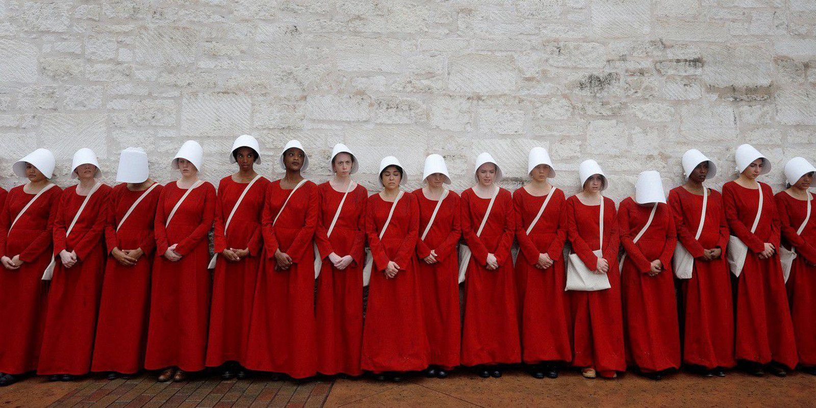 'El cuento de la criada' va más allá de la pantalla, e inspira una marcha a favor del aborto en Argentina