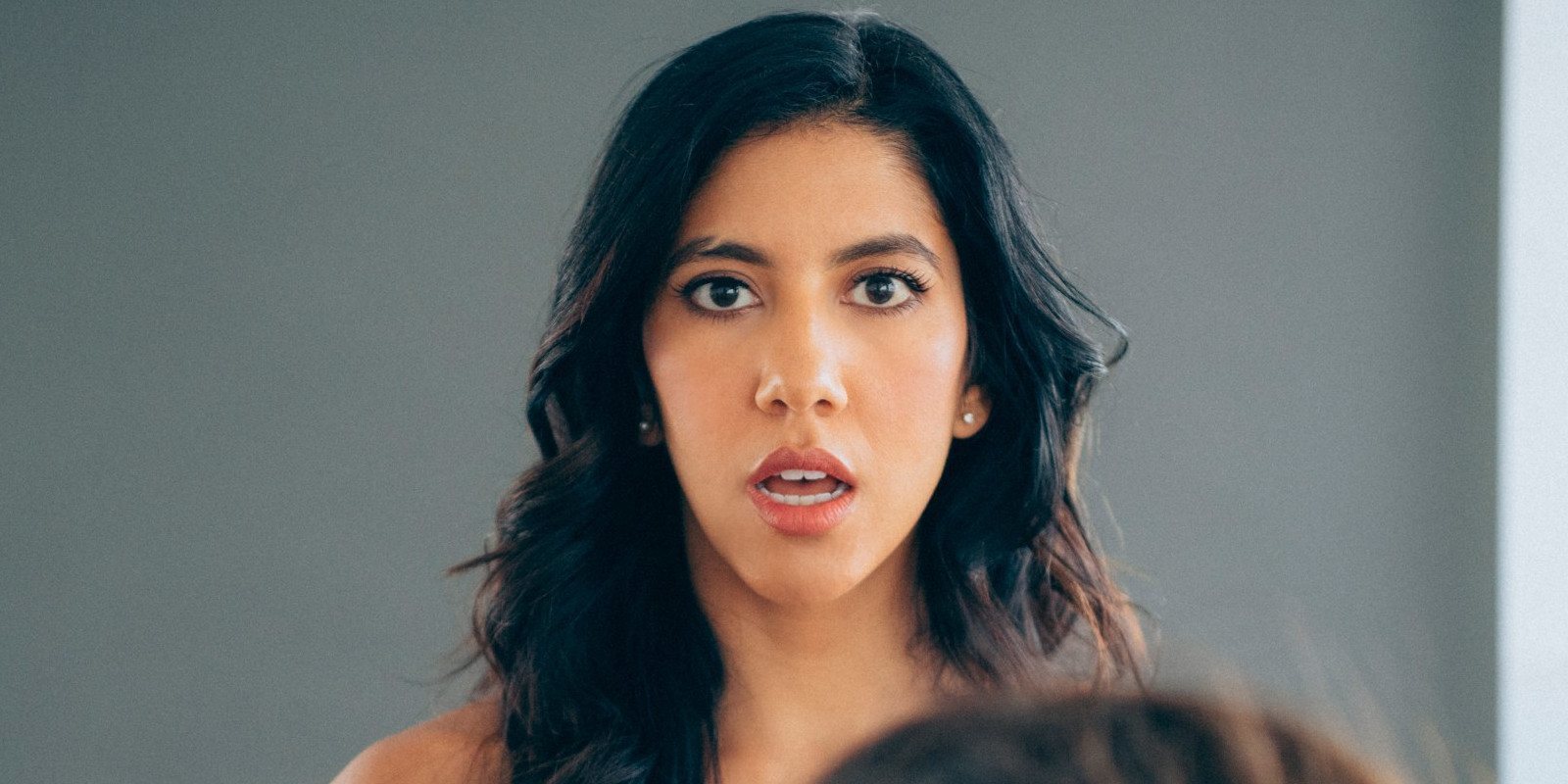 Stephanie Beatriz ('Brooklyn 99') "se muere" por ser Hulka en la serie de Disney +