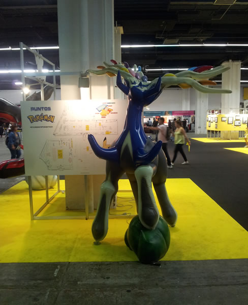 Xerneas da la bienvenida al salón del manga a los visitantes