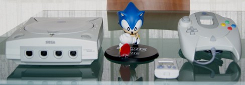Consola, mando, Virtual Memory, y la mascota de Sega